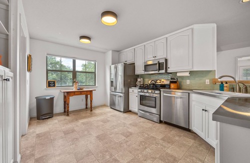 Henly House | 🌿 Private Hill Country Retreat with Fenced Yard + Fire Pit | Pet Friendly | Heritage House 🌄