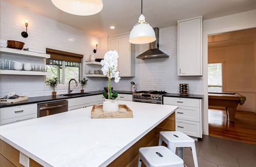 Austin House | Private Hill Country Retreat: Sleeps 25, Pool, Hot Tub & 30 Mins to Austin