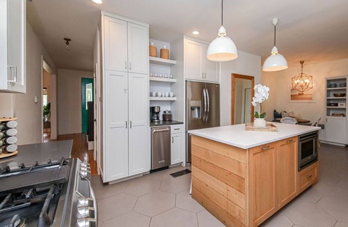 Austin House | Private Hill Country Retreat: Sleeps 25, Pool, Hot Tub & 30 Mins to Austin