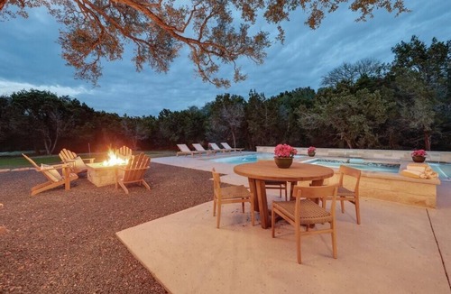 Austin House | Private Hill Country Retreat: Sleeps 25, Pool, Hot Tub & 30 Mins to Austin