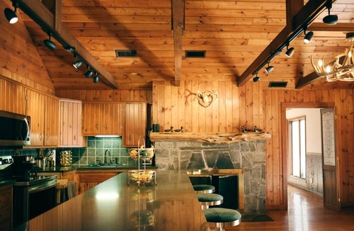 Kingston House | Private Hilltop Getaway In Catskills