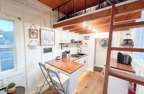 Grants Pass House | Private Hilltop Tiny Home with Hot Tub & Fire Pit!