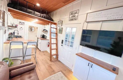 Grants Pass House | Private Hilltop Tiny Home with Hot Tub & Fire Pit!