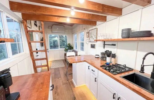 Grants Pass House | Private Hilltop Tiny Home with Hot Tub & Fire Pit!