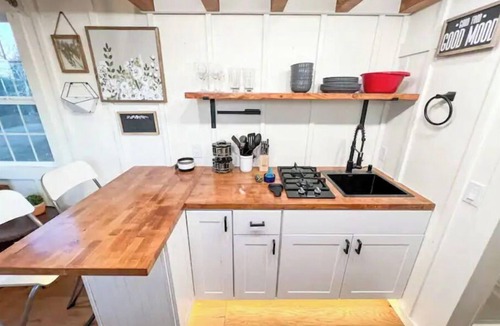 Grants Pass House | Private Hilltop Tiny Home with Hot Tub & Fire Pit!