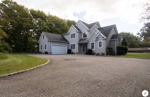 East Moriches House | Private Home minutes from Hamptons and North Fork