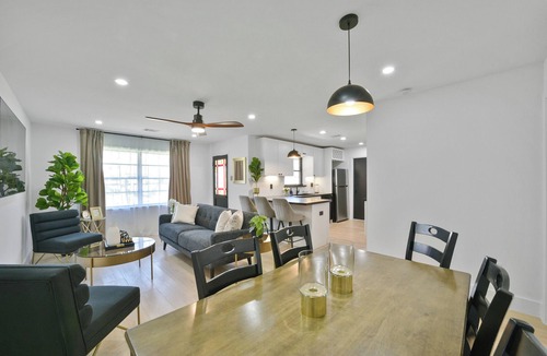 Garden Oaks House | Private home sleeps 6 with fenced yard, fast WiFi, modern smart TVs, and ample parking + 2-car garage—near the Heights & Downtown. Includes a primary king ensuite for added privacy.