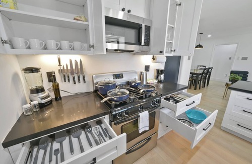 Garden Oaks House | Private home sleeps 6 with fenced yard, fast WiFi, modern smart TVs, and ample parking + 2-car garage—near the Heights & Downtown. Includes a primary king ensuite for added privacy.