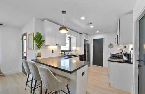 Garden Oaks House | Private home sleeps 6 with fenced yard, fast WiFi, modern smart TVs, and ample parking + 2-car garage—near the Heights & Downtown. Includes a primary king ensuite for added privacy.