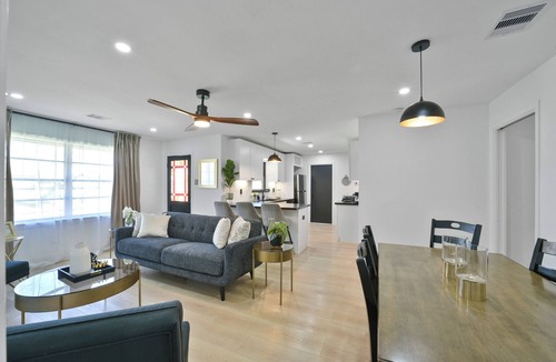 Garden Oaks House | Private home sleeps 6 with fenced yard, fast WiFi, modern smart TVs, and ample parking + 2-car garage—near the Heights & Downtown. Includes a primary king ensuite for added privacy.