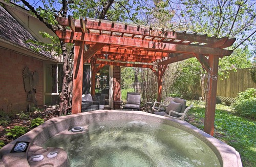 South Tulsa Cottage | Private Home w/Hot Tub & Patio Near Dtwn Tulsa