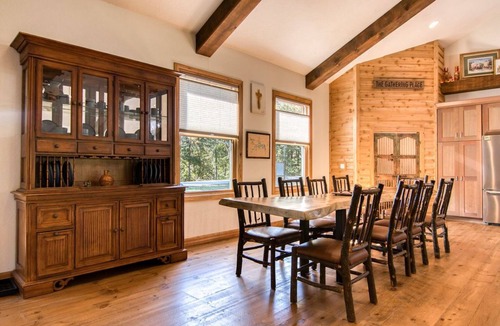 Blue Eye House | Private Home with Vaulted Ceilings, Gourmet Kitchen, Hot Tub, Car Charger & Community Pool