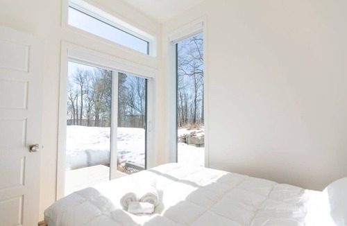 Pine Hill Apartment | Private Hot Tub | Hiking | Skiing | Luméo