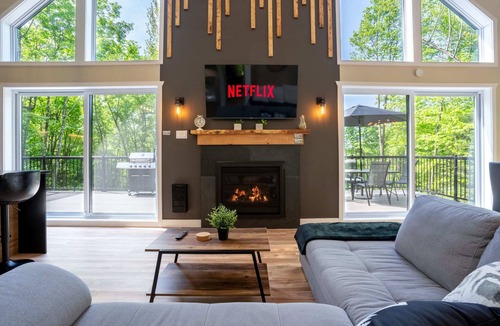 Pine Hill Ski Chalet | Private Hot Tub | Hiking | Skiing | Le Silverson