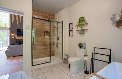 Pine Hill Ski Chalet | Private Hot Tub | Hiking | Skiing | Le Silverson