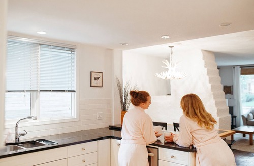 Saskatoon Downtown House | Private Hot Tub 3Bd, 5 min Walk to Broadway & Downtown