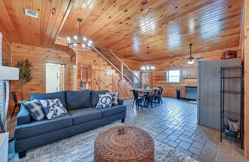 Bee Spring Cabin | Private Hot Tub, Arcade Game: Bee Spring Cabin