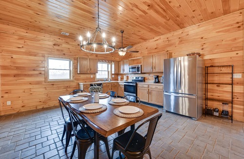 Bee Spring Cabin | Private Hot Tub, Arcade Game: Bee Spring Cabin