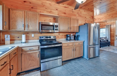 Bee Spring Cabin | Private Hot Tub, Arcade Game: Bee Spring Cabin