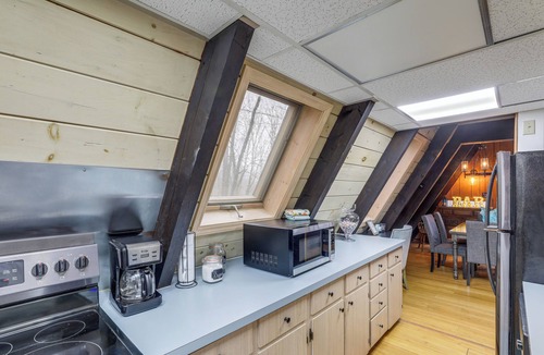 Charter Hills Cottage | Private Hot Tub: Cabin 1 Mi to Beech Mountain!