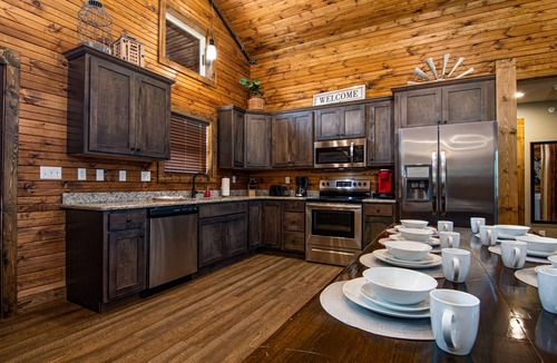 Reeds Spring House | Private hot tub, close to community pool