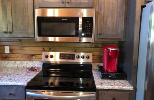 Reeds Spring House | Private hot tub, close to community pool