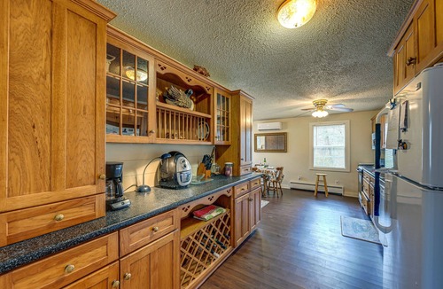 Qualla Cabin | Private Hot Tub & Covered Deck: Cozy Whittier Gem