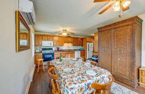 Qualla Cabin | Private Hot Tub & Covered Deck: Cozy Whittier Gem