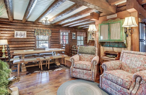 Onalaska Cabin | Private Hot Tub & Dock! Lakefront Log Cabin Oasis