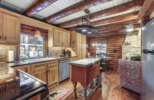 Onalaska Cabin | Private Hot Tub & Dock! Lakefront Log Cabin Oasis