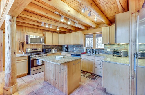 Briar Crest Woods Cabin | Private Hot Tub & Fire Pit: Log Cabin in Blakeslee