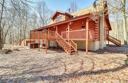 Briar Crest Woods Cabin | Private Hot Tub & Fire Pit: Log Cabin in Blakeslee