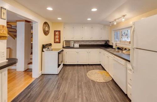 North Woodstock Apartment | Private Hot Tub-Firepit-Walk to Town