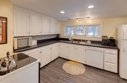 North Woodstock Apartment | Private Hot Tub-Firepit-Walk to Town