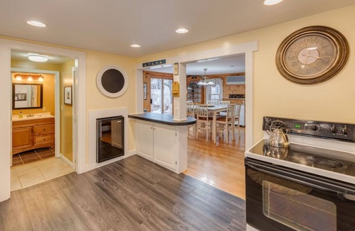 North Woodstock Apartment | Private Hot Tub-Firepit-Walk to Town