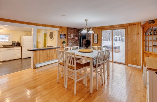 North Woodstock Apartment | Private Hot Tub-Firepit-Walk to Town