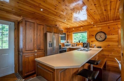 Val-des-Lacs Ski Chalet | Private Hot Tub | Hiking | Skiing | Carriole
