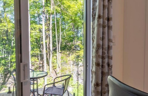 Pine Hill Ski Chalet | Private Hot Tub| Hiking | Skiing | Chalet Harmonia