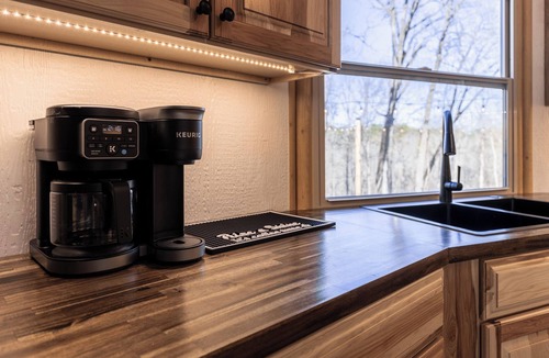 Almo Cabin | Private Hot Tub + King Bed | Eagle Retreat