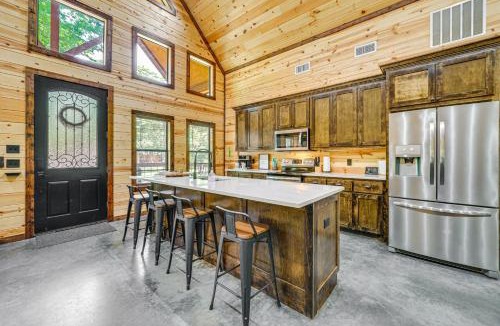 Broken Bow House | Private Hot Tub: Luxe Cabin in Broken Bow!