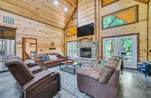 Broken Bow House | Private Hot Tub: Luxe Cabin in Broken Bow!