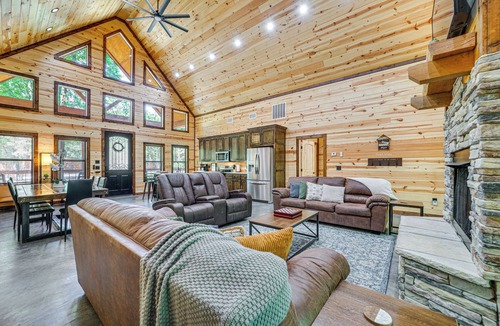 Broken Bow Cabin | Private Hot Tub: Luxe Cabin in Broken Bow!