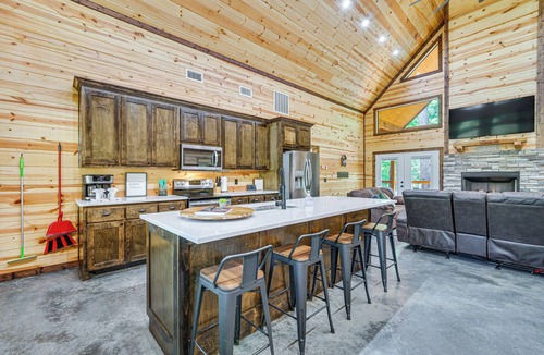 Broken Bow Cabin | Private Hot Tub: Luxe Cabin in Broken Bow!