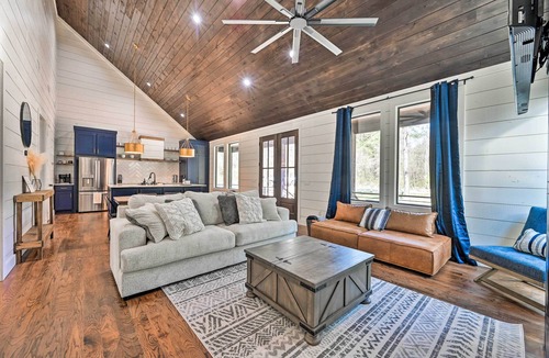 Hochatown Cabin | Private Hot Tub, Outdoor Fireplace: Broken Bow Gem