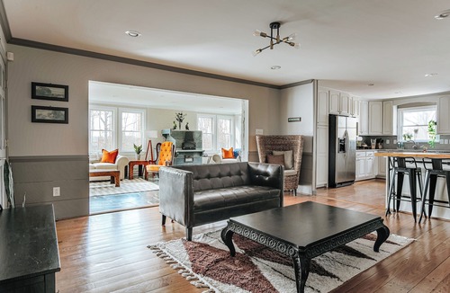 Boyd Tavern House | Private Hot Tub, Pool, Firepit 3 Bdrm/2 Bth in Wine Region of Year