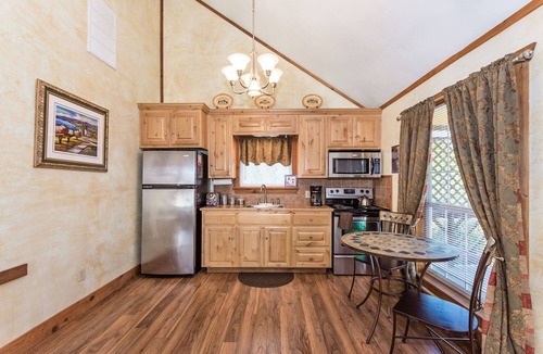 Fredericksburg Cottage | Private Hot Tub - 4 min. to downtown - Widlife - Fireplace