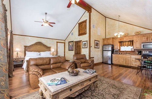 Fredericksburg Cottage | Private Hot Tub - 4 min. to downtown - Widlife - Fireplace
