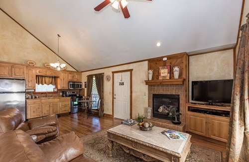 Fredericksburg Cottage | Private Hot Tub - 4 min. to downtown - Widlife - Fireplace