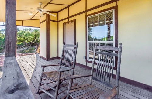 Fredericksburg Cottage | Private Hot Tub - 4 min. to downtown - Widlife - Fireplace