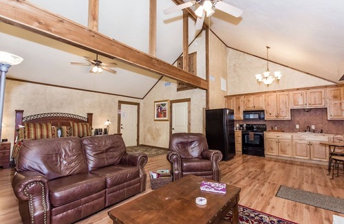 Fredericksburg Cabin | Private Hot Tub - Fireplace - Wildlife - 4 Min. to Downtown